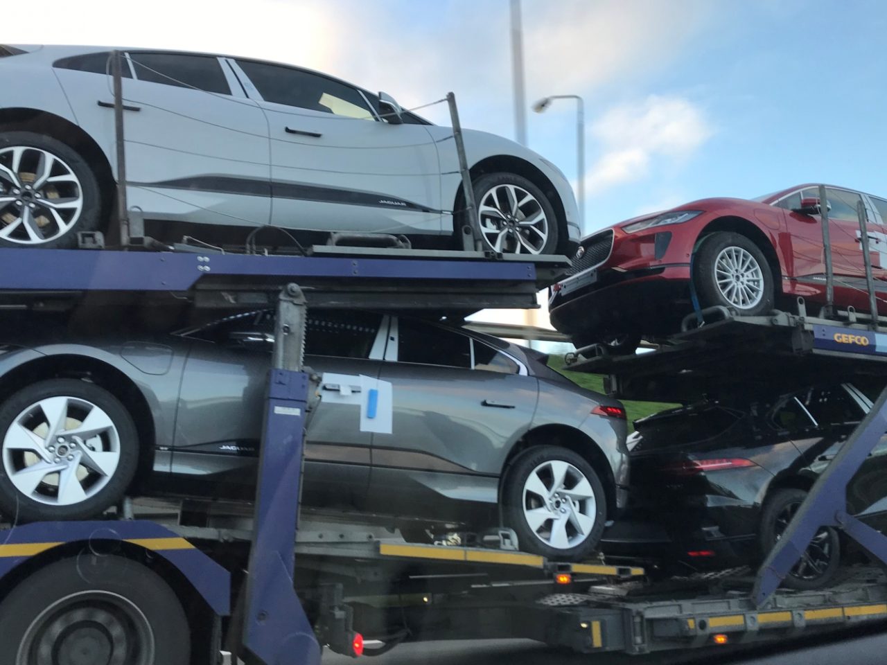 Vrachtauto met Jaguar I-Pace