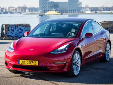 Header Tesla Model 3 2018