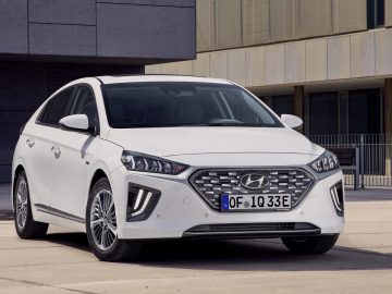Hyundai frist de IONIQ Plug-in Hybrid en Hybrid op ...
