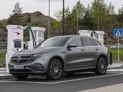 Mercedes-Benz EQC 400 4MATIC in d ekleur designo selenitgrau magno en AMG Line pakket