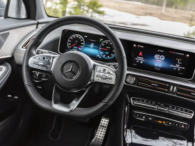 Mercedes-Benz EQC 400 4MATIC in d ekleur designo selenitgrau magno en AMG Line pakket