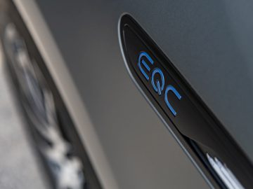 Mercedes-Benz EQC 400 4MATIC in d ekleur designo selenitgrau magno en AMG Line pakket