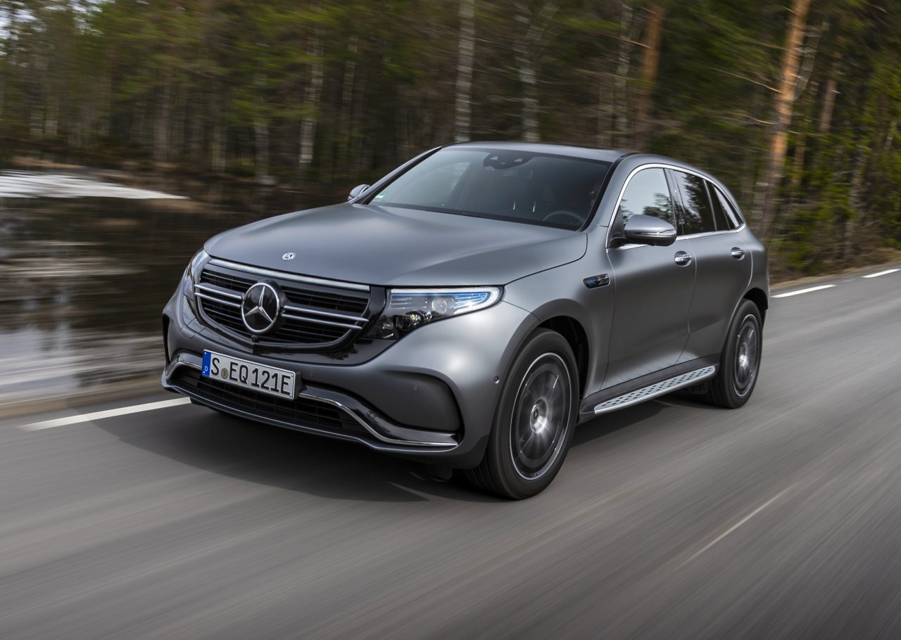 Mercedes-Benz EQC 400 4MATIC in d ekleur designo selenitgrau magno en AMG Line pakket