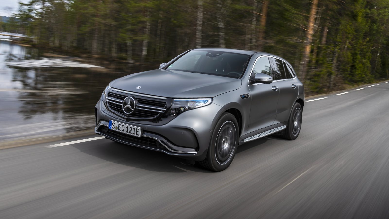 Mercedes-Benz EQC 400 4MATIC in d ekleur designo selenitgrau magno en AMG Line pakket