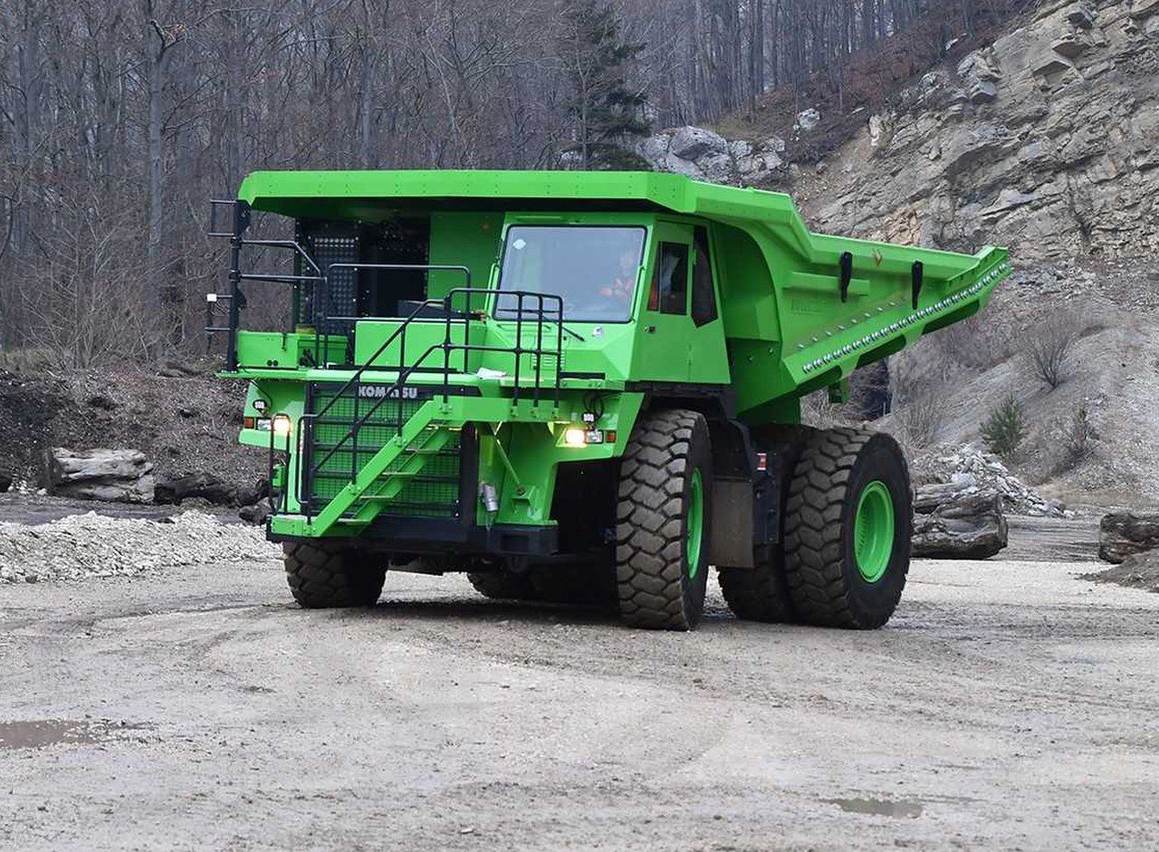 Het accupakket van dit voertuig weegt 8 ton! ...