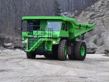 Het accupakket van dit voertuig weegt 8 ton! ...