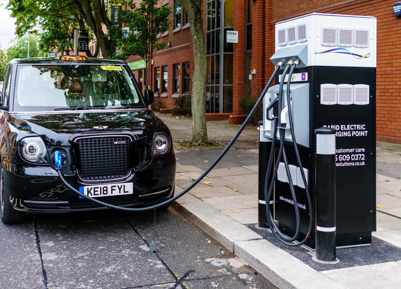 Dit land zet vol in op draadloos laden van EV’s ...