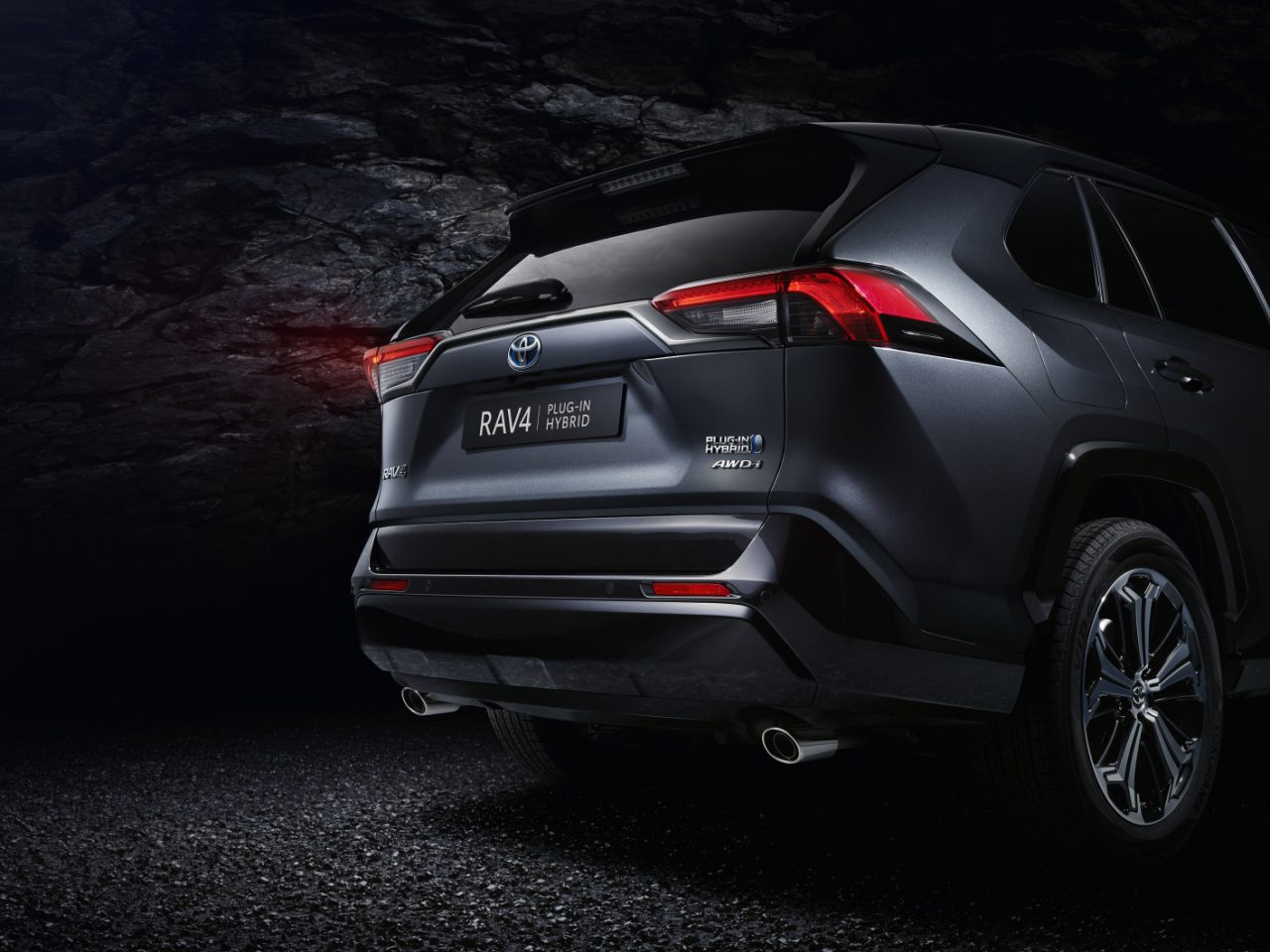 Deze Toyota RAV4 met stekker heeft dik 300 pk ...