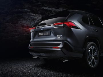 Deze Toyota RAV4 met stekker heeft dik 300 pk ...