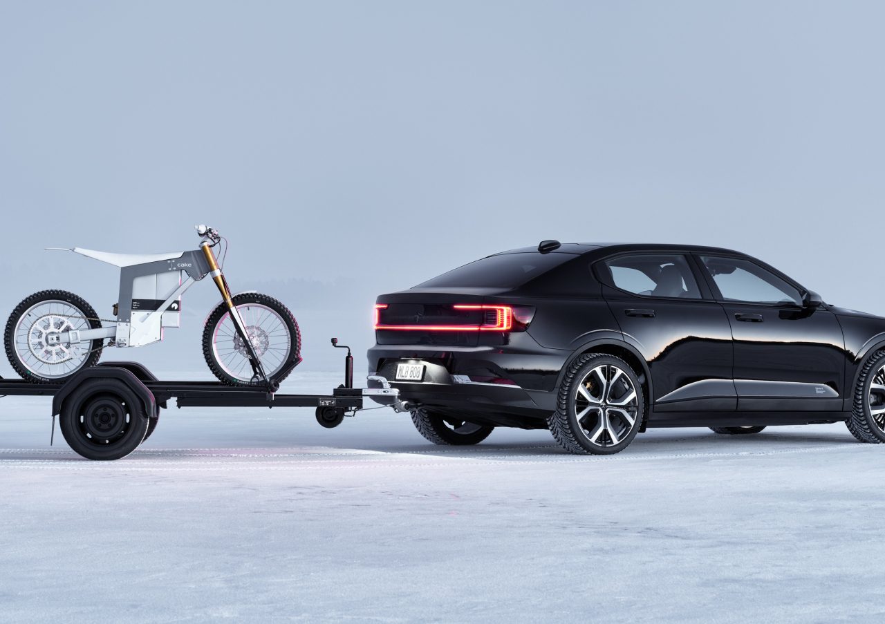 Elektrische Polestar 2 kan een caravan trekken ...