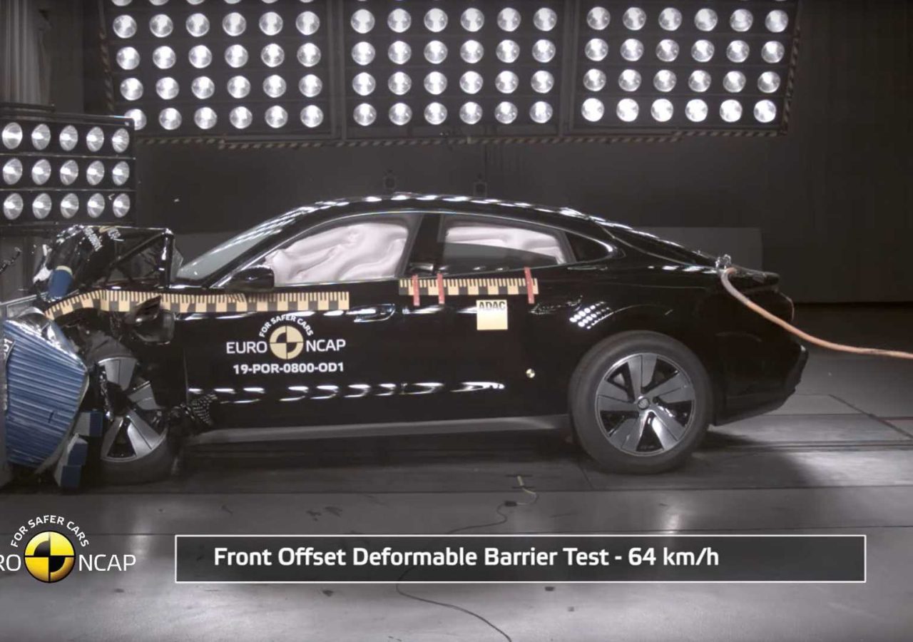 Video: Porsche Taycan opzettelijk gecrasht ...