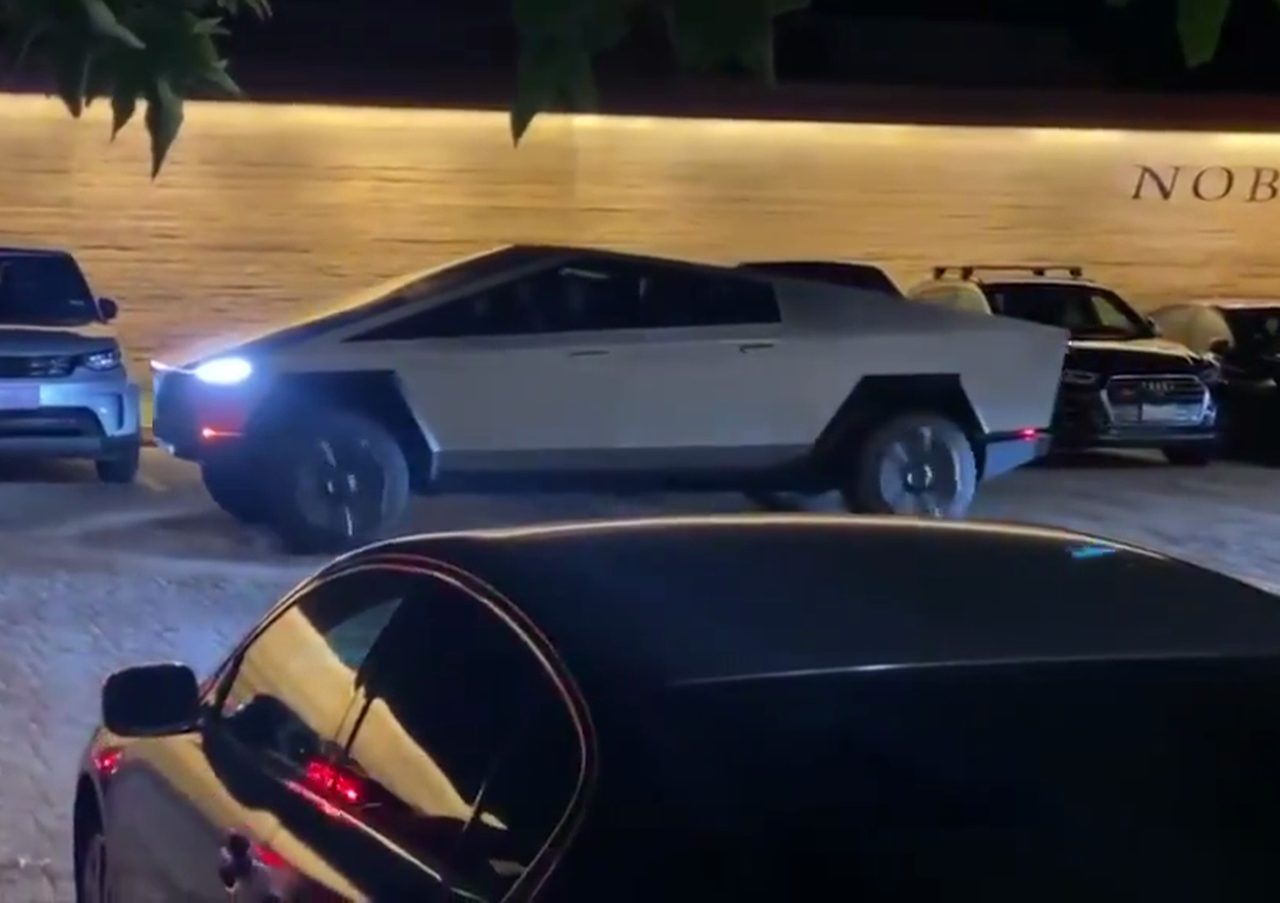 Elon Musk rijdt met Tesla Cybertruck door Los Angeles ...