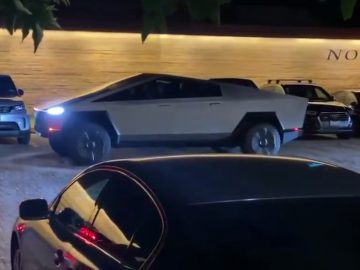 Elon Musk rijdt met Tesla Cybertruck door Los Angeles ...