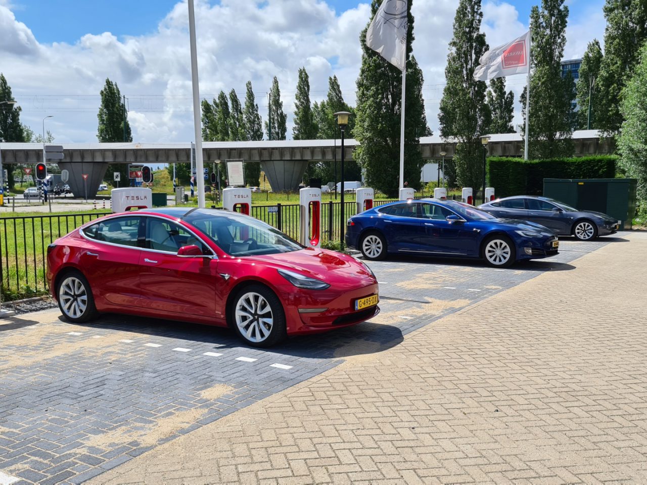 Tesla opent eerste V3 Supercharger in Nederland ...