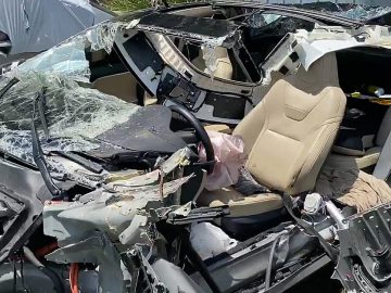 Tesla-bestuurder overleeft bizar ongeluk ...