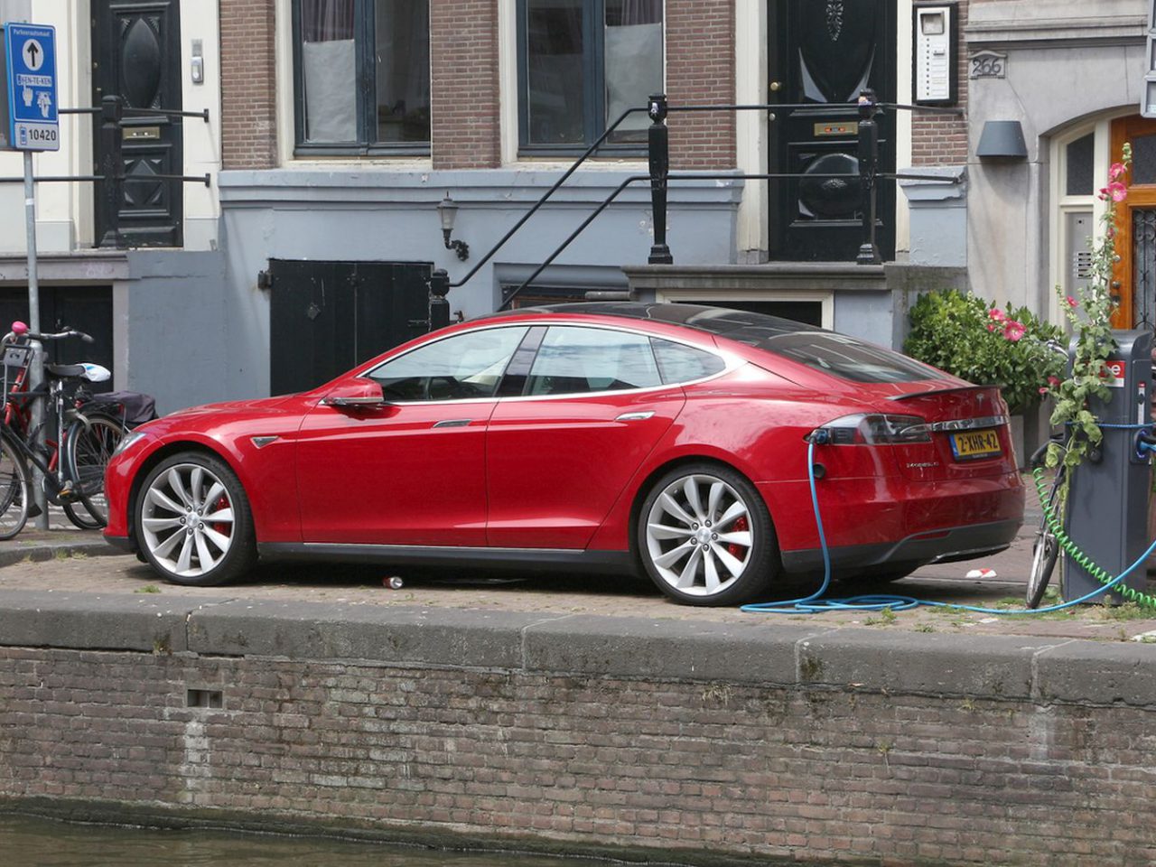 Binnenkort minder parkeergeld voor elektrische auto’s in Amsterdam? ...