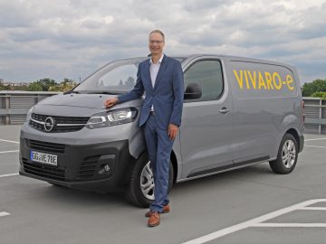 Michael Lohscheller am Opel Vivaro-e (Juni 2020) ...