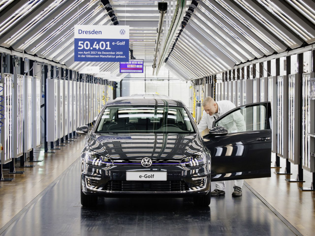 End of Production / Produktionsende vom E-Golf am 17.12.2020 in Glaeserne Manufa ...