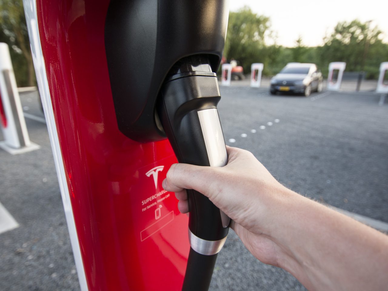 Al meer dan 6.000 Tesla Superchargers in Europa ...
