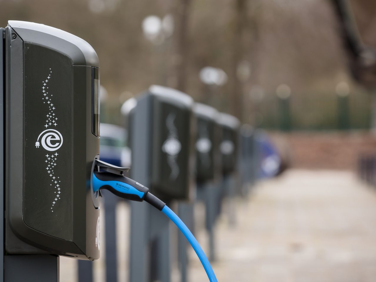 Geen sprookje: Efteling heeft grootste laadplein van de Benelux ...