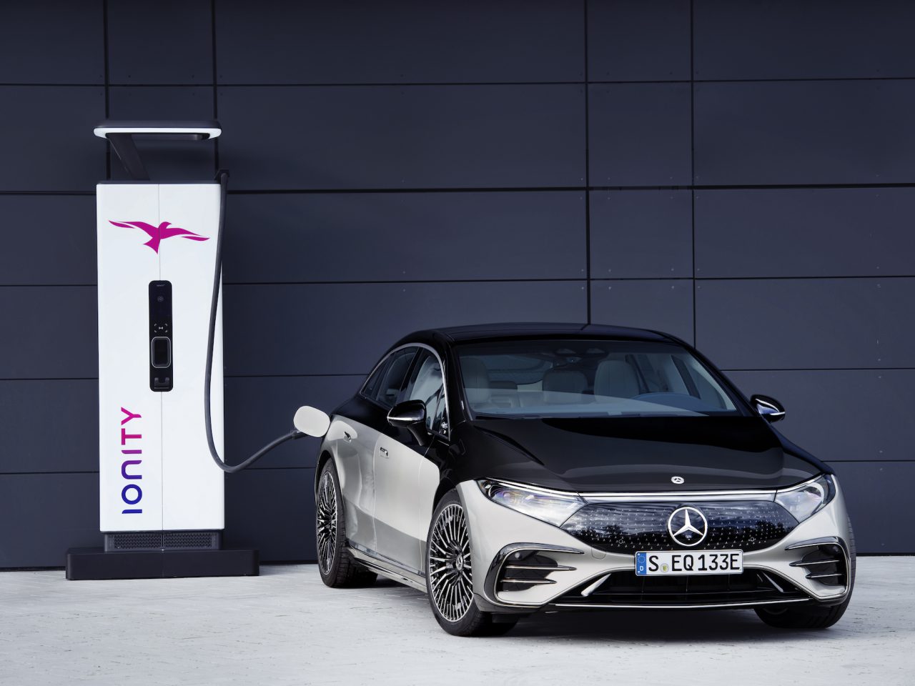 Mercedes-EQ, EQS 580 4MATIC, Exterieur: an der Ionity-Ladesäule; (Stromverbrauc ...