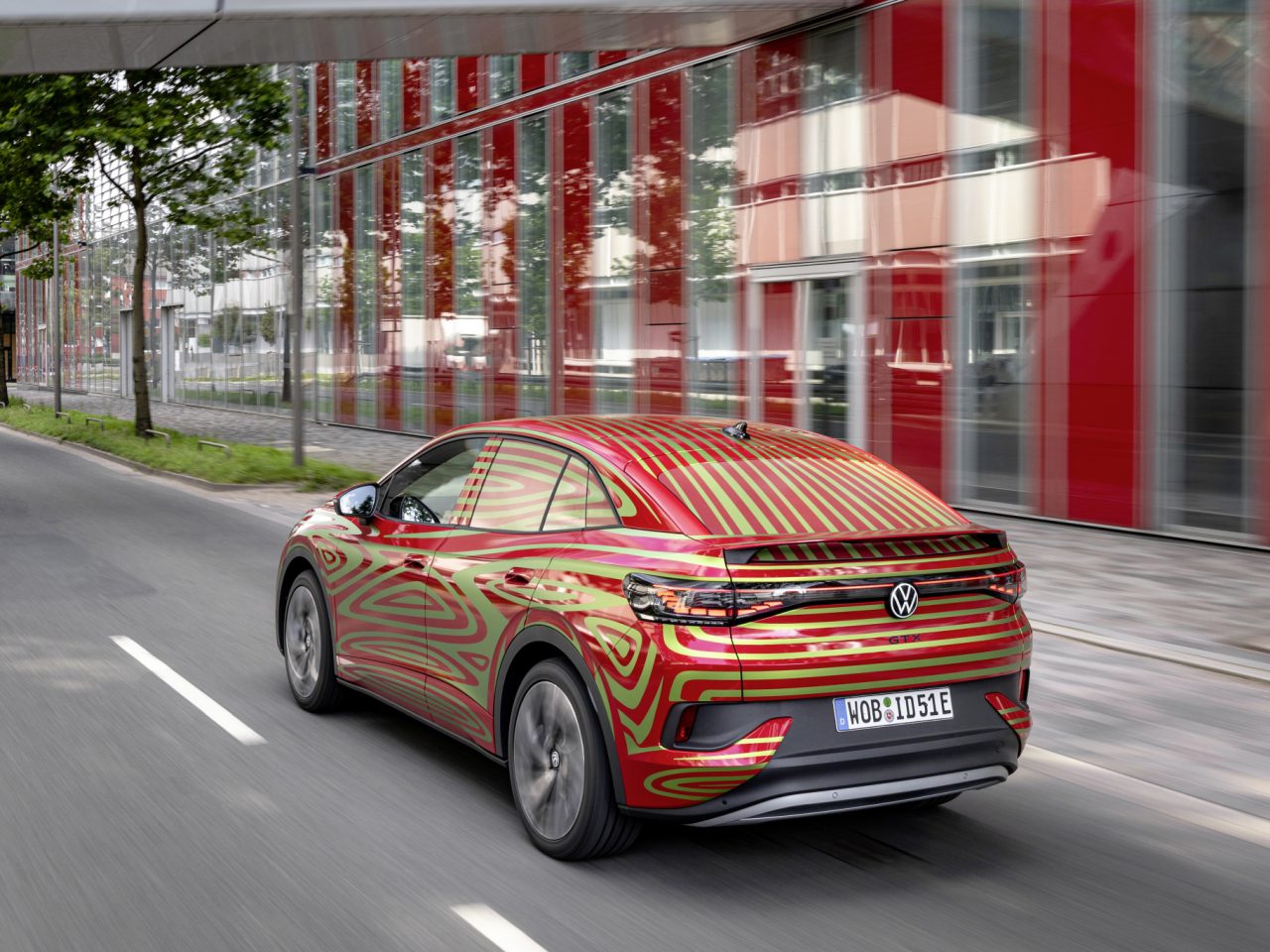 VOLKSWAGEN ID.5 GTX Covered Drive ...