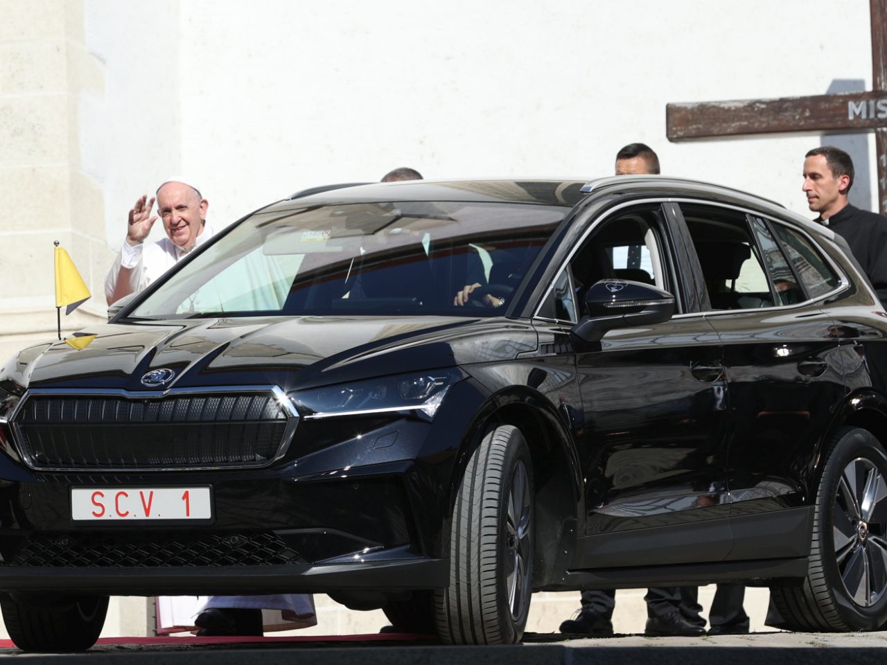 Paus Franciscus in Skoda ENYAQ iV ...