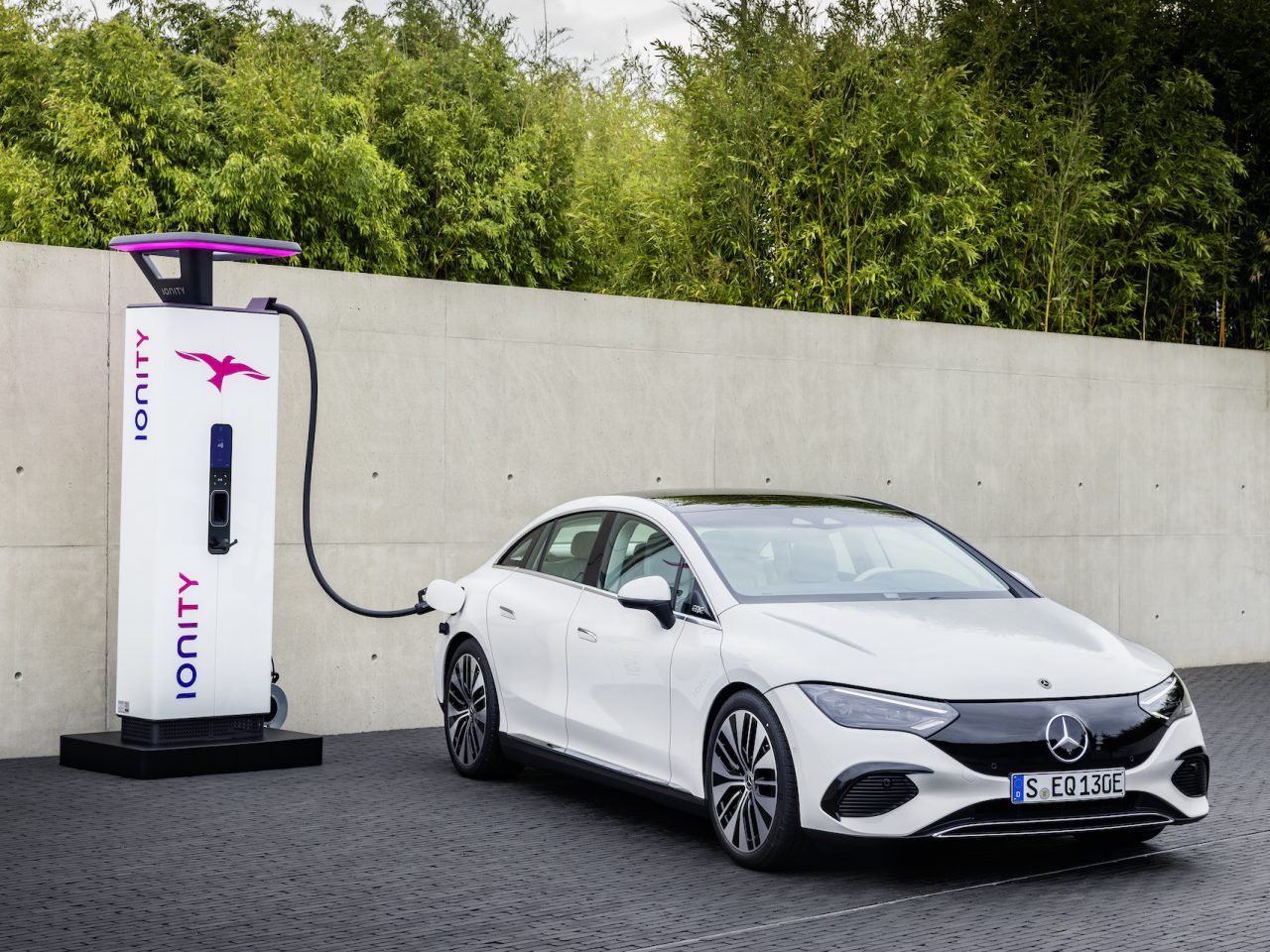 Mercedes-EQ. EQE 350, Electric Art Line, apalithweiß, an der Ladesäule (Stromv ...