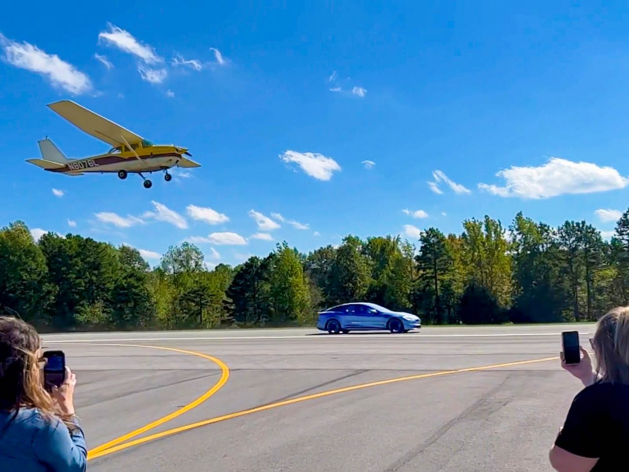 VIDEO: Laagvliegend vliegtuig VS Tesla Model S Plaid ...