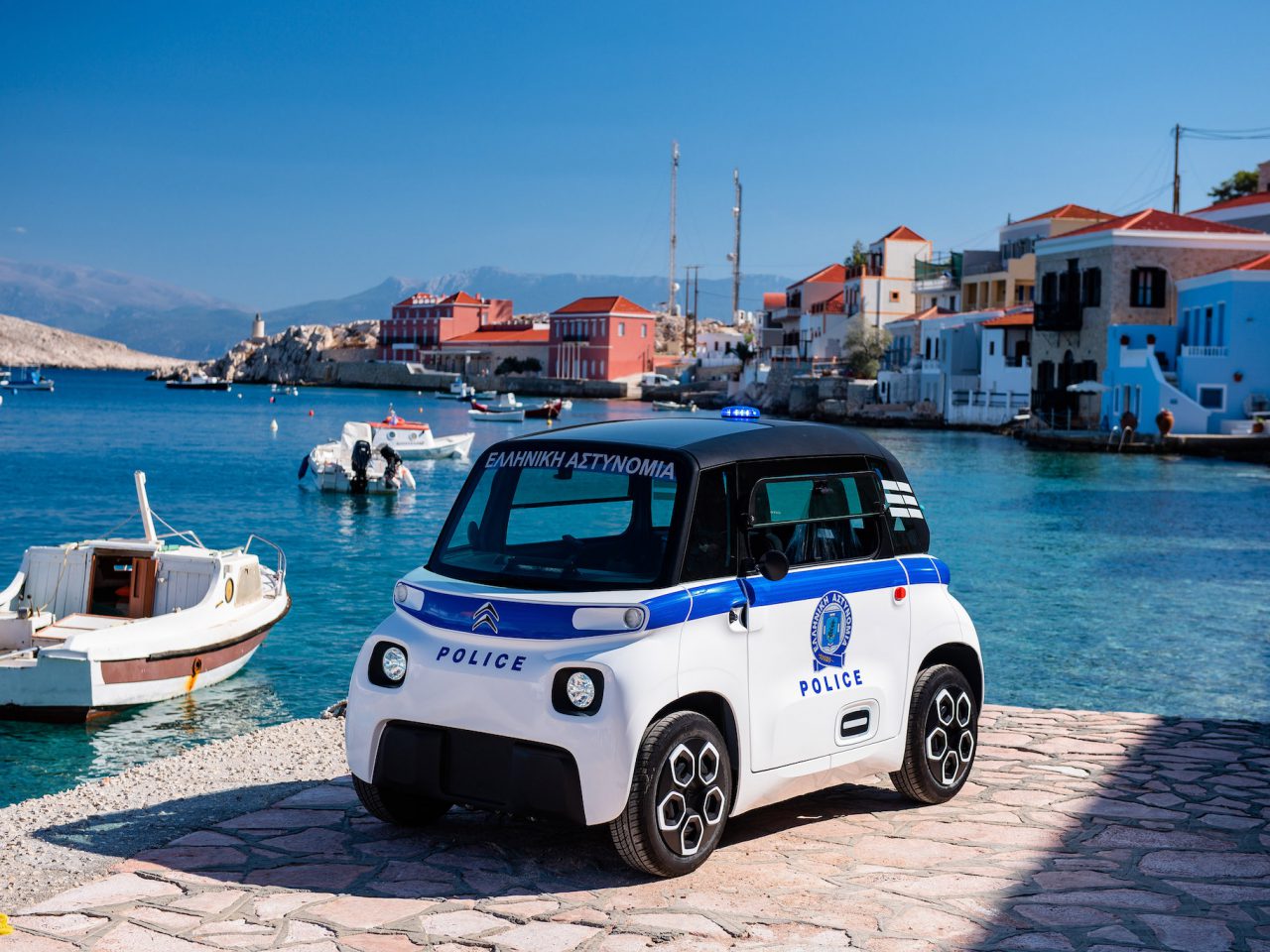 Deze politieauto haalt wel 45 km/u! ...