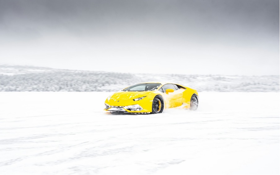 Lamborghini Huracan in de sneeuw.