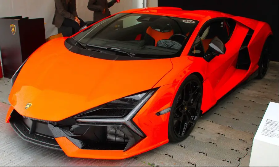 Lamborghini Revuelto oranje